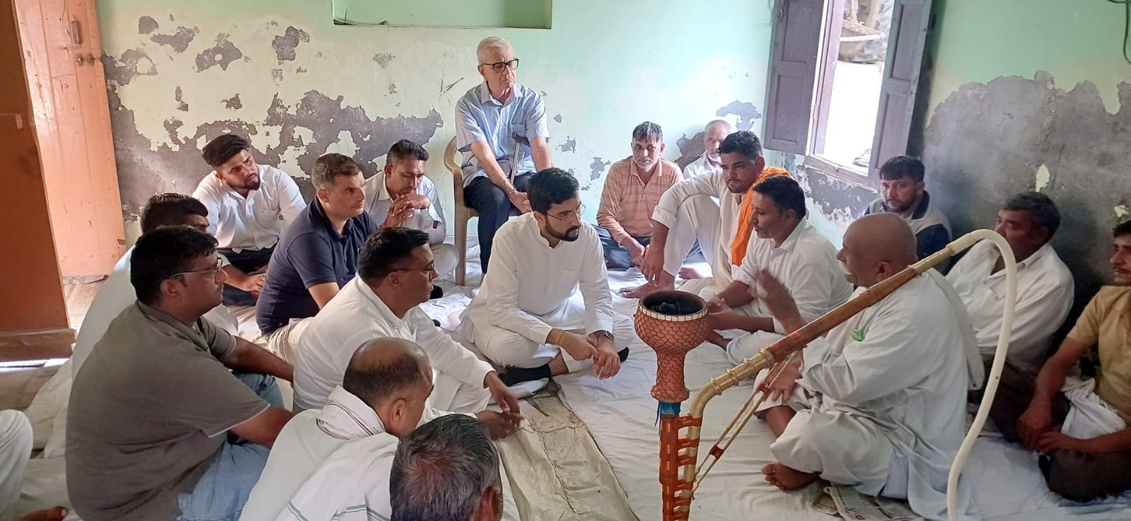 24जेएनडी21-मृतक आर्यन के घर शोक प्रकट करने पहुंचे कैथल विधायक आदित्य सुरजेवाला। संवाद 24जेएनडी21-मृतक आर्यन के घर शोक प्रकट करने पहुंचे कैथल विधायक आदित्य सुरजेवाला। संवाद