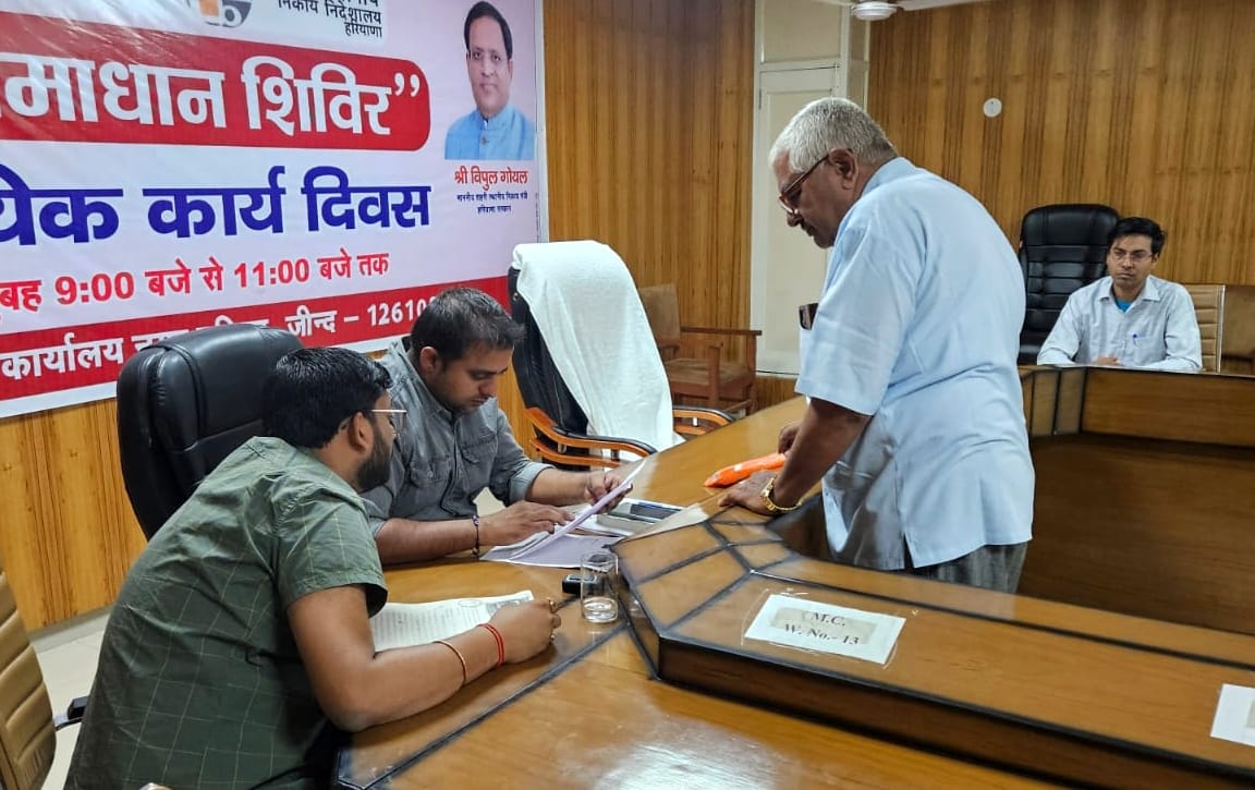 24जेएनडी29: समस्याओं पर सुनवाई करते हुए नगर परिषद जींद के एमई अमित श्योकंद। संवाद 24जेएनडी29: समस्याओं पर सुनवाई करते हुए नगर परिषद जींद के एमई अमित श्योकंद। संवाद