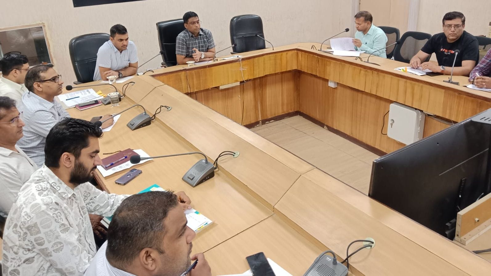 24जेएनडी30-सचिव वीश्रीनिवास की वीडियो कॉन्फ्रेसिंग में मौजूद अधिकारी और कर्मचारी। स्रोत प्रशासन