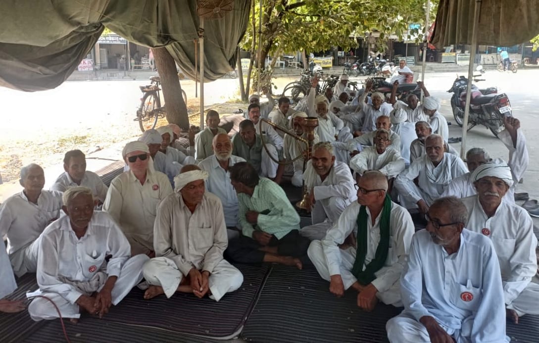 24जेएनडी33: तहसील कार्यालय पर धरना देते हुए किसान। संवाद 24जेएनडी33: तहसील कार्यालय पर धरना देते हुए किसान। संवाद