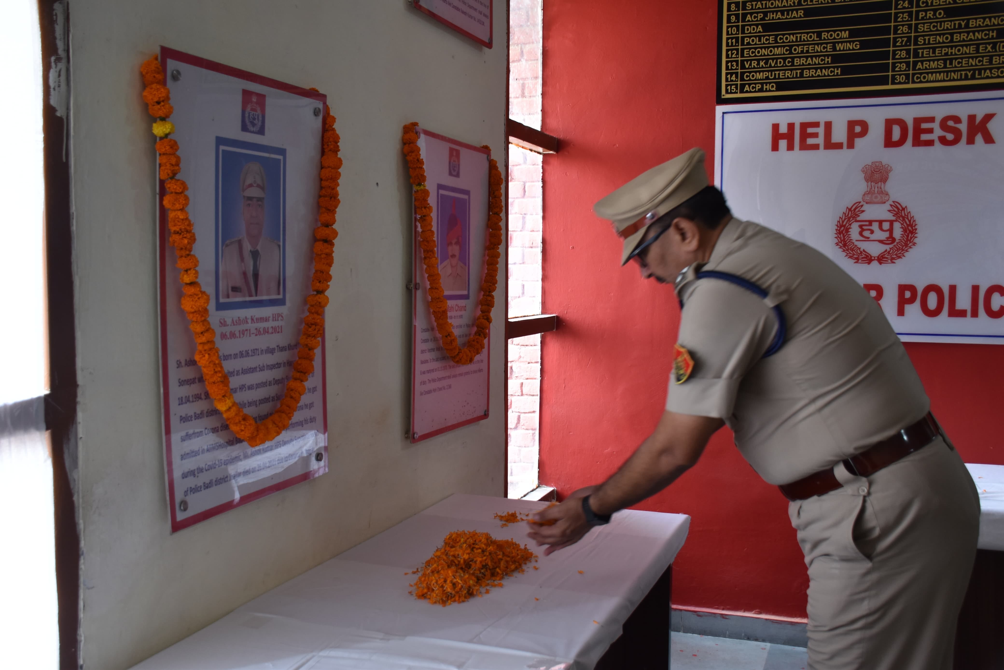 24jjrp11- झज्जर। कार्यक्रम में मौजूद शहीदों के परिजन और पुलिस अधिकारी व कर्मचारी। स्त्रोत- पुल