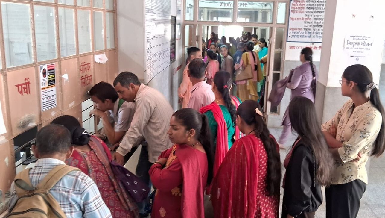 जोगिंद्रनगर अस्पताल में तेज बुखार होने पर खून का सैंपल लेती लैब तकनीशियन। संवाद जोगिंद्रनगर अस्पताल में तेज बुखार होने पर खून का सैंपल लेती लैब तकनीशियन। संवाद