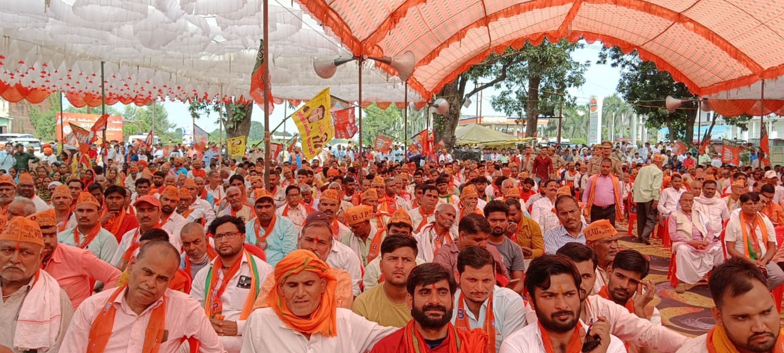 कटेहरी के गोपालपुर में भाजपा के नामांकन जनसभा में मौजूद उप मुख्यमंत्री व अन्य। कटेहरी के गोपालपुर में भाजपा के नामांकन जनसभा में मौजूद उप मुख्यमंत्री व अन्य।