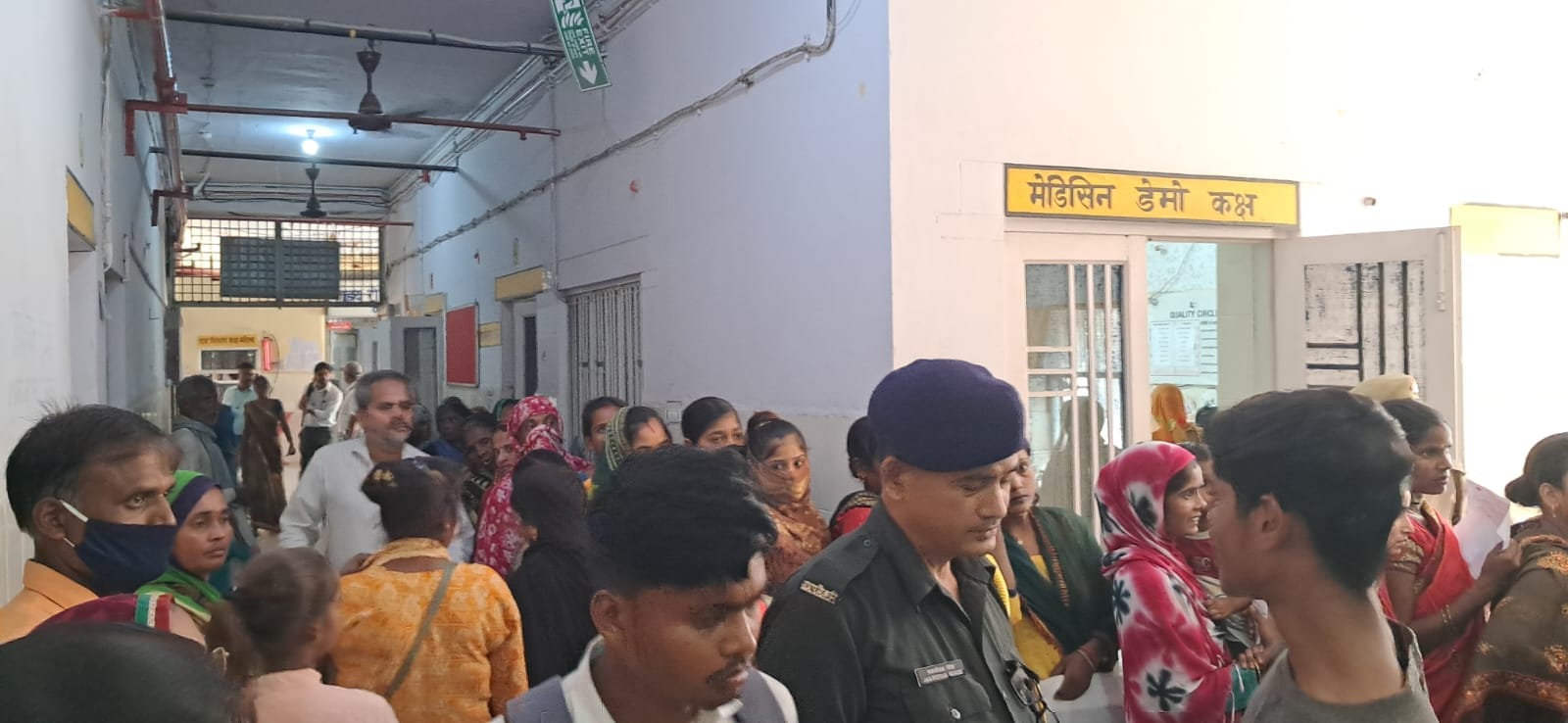 पीलीभीत के जिला चिकित्सालय में शार्ट सर्किट की वजह से क्षतिग्रस्त हुआ बोर्ड।संवाद
