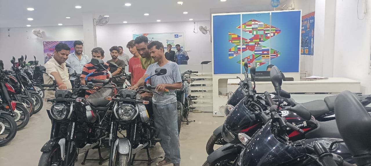 पीलीभीत में एक शोरूम पर आभूषण की खरीददारी करते लोग।संवाद पीलीभीत में एक शोरूम पर आभूषण की खरीददारी करते लोग।संवाद