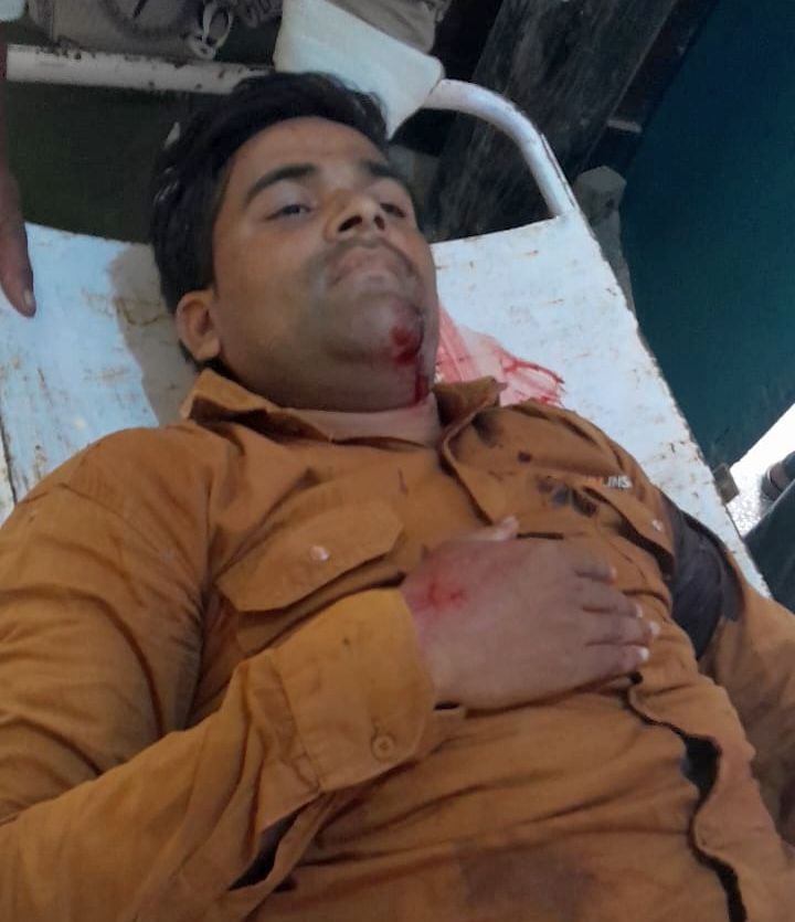 सहसवान कछला मार्ग पर बाइकों भिडंत में घायल युवक। संवाद सहसवान कछला मार्ग पर बाइकों भिडंत में घायल युवक। संवाद
