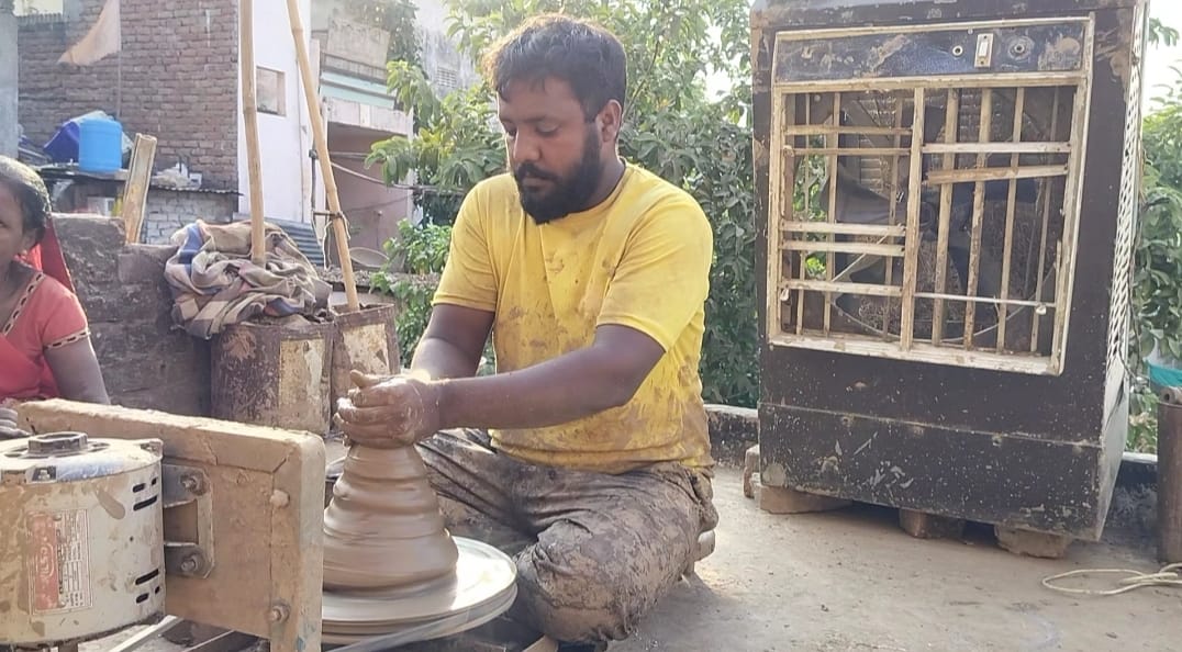 दीपावली को लेकर मिट्टी के दीये बनाने मे जुटे कारीगर