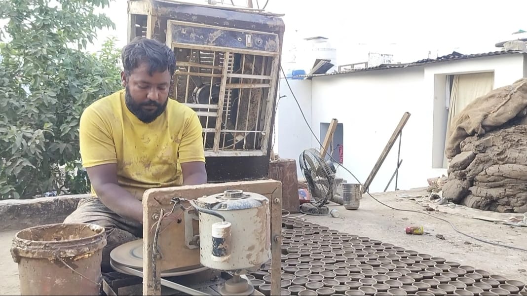 दीपावली को लेकर मिट्टी के दीये बनाने मे जुटे कारीगर
