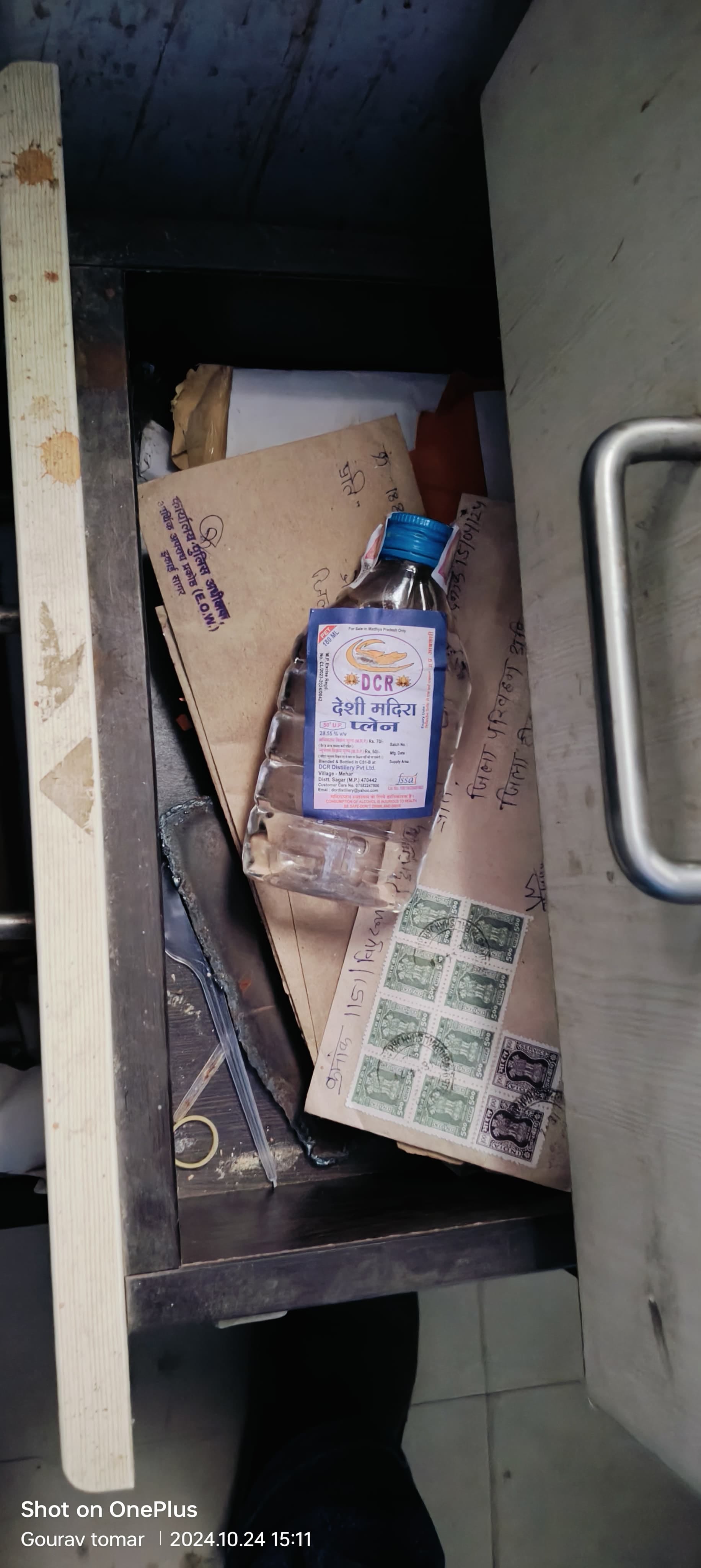 दराज में रखा देसी शराब का क्वार्टर