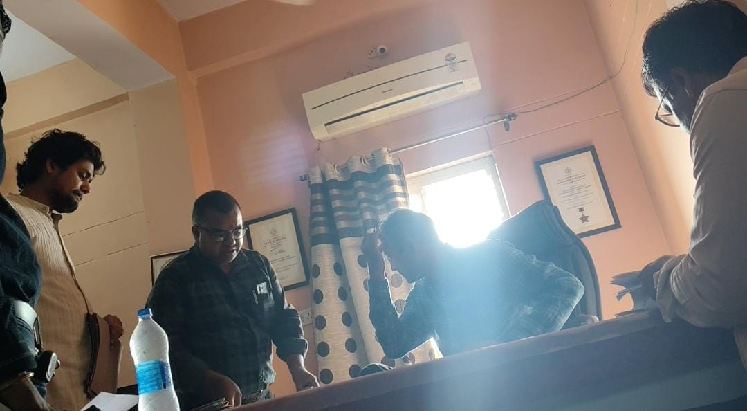 दराज में रखा देसी शराब का क्वार्टर