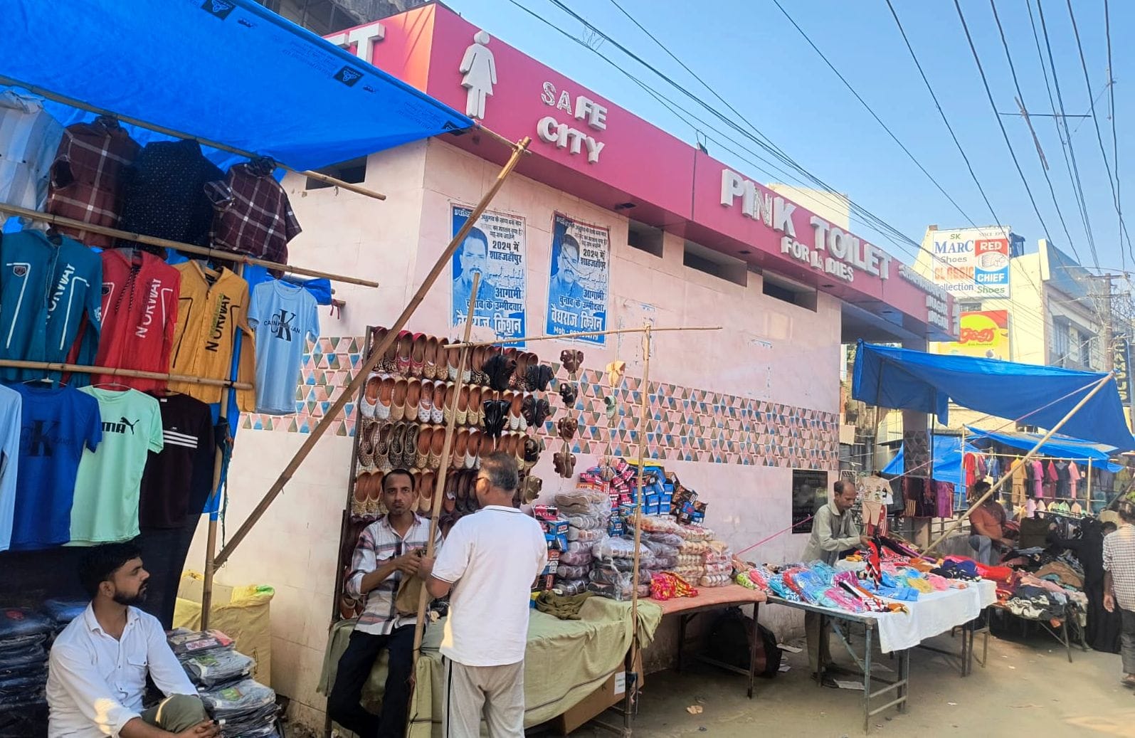 दीवान जोगराज स्थित सार्वजनिक शौचालय के सामने फलों का फड़ लगाए दुकानदार। संवाद