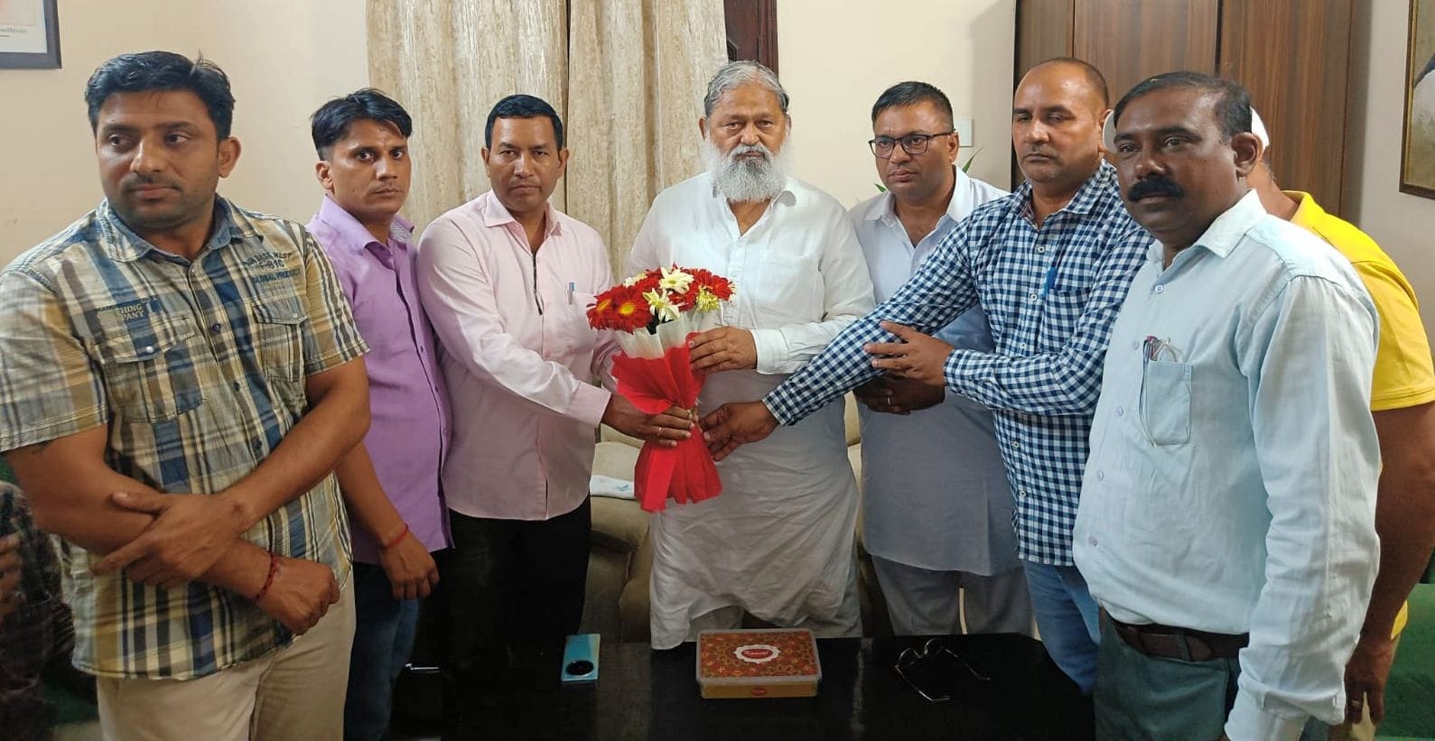 25जेएनडी03-परिवहन मंत्री अनिल विज से मिलते हरियाणा रोडवेज जागृति मंच का मंडल। स्रोत संगठन