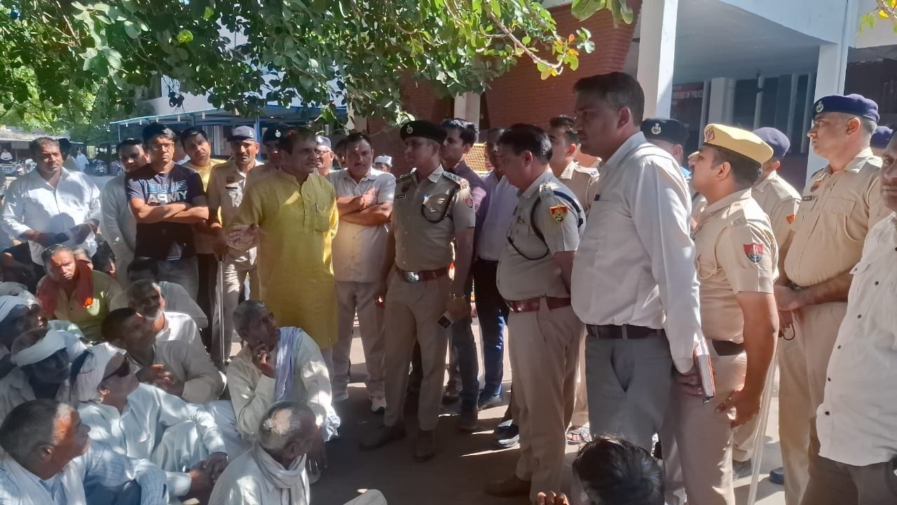 25जेएनडी12: ग्रामीणों को आरोपियों की जल्द गिरफ्तारी का आश्वासन देते हुए डीएसपी जितेंंद्र। संवाद 25जेएनडी12: ग्रामीणों को आरोपियों की जल्द गिरफ्तारी का आश्वासन देते हुए डीएसपी जितेंंद्र। संवाद