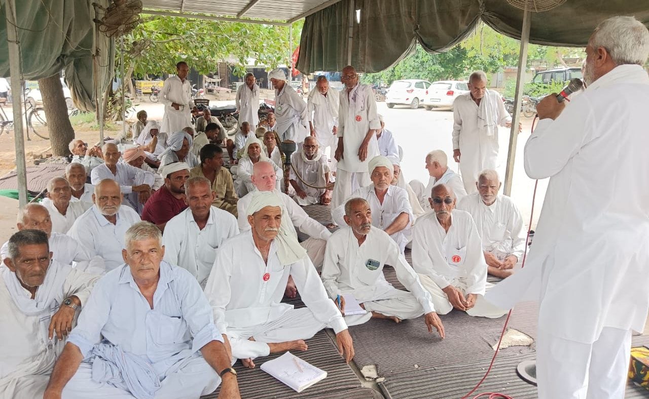 25जेएनडी20-धरने पर किसानों को संबोधित करते हुए किसान नेता। संवाद 25जेएनडी20-धरने पर किसानों को संबोधित करते हुए किसान नेता। संवाद