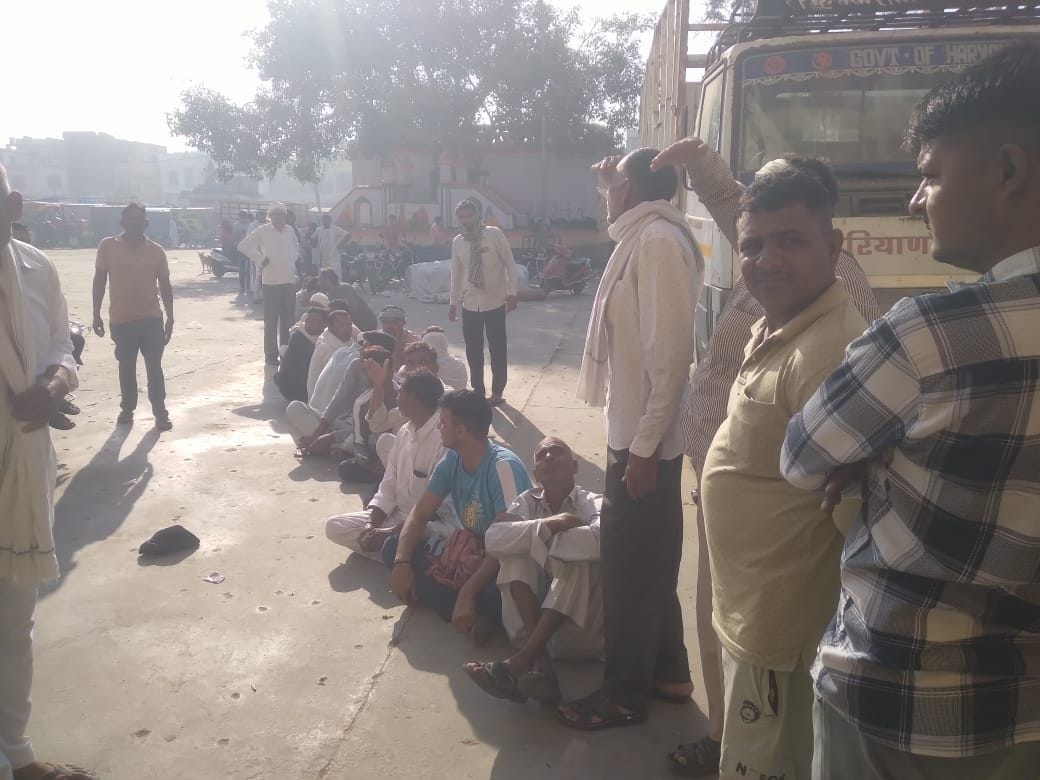 25जेएनडी28: उचाना में खाद बिक्री कें्रद पर लगी किसानों की लाइन। संवाद 25जेएनडी28: उचाना में खाद बिक्री कें्रद पर लगी किसानों की लाइन। संवाद