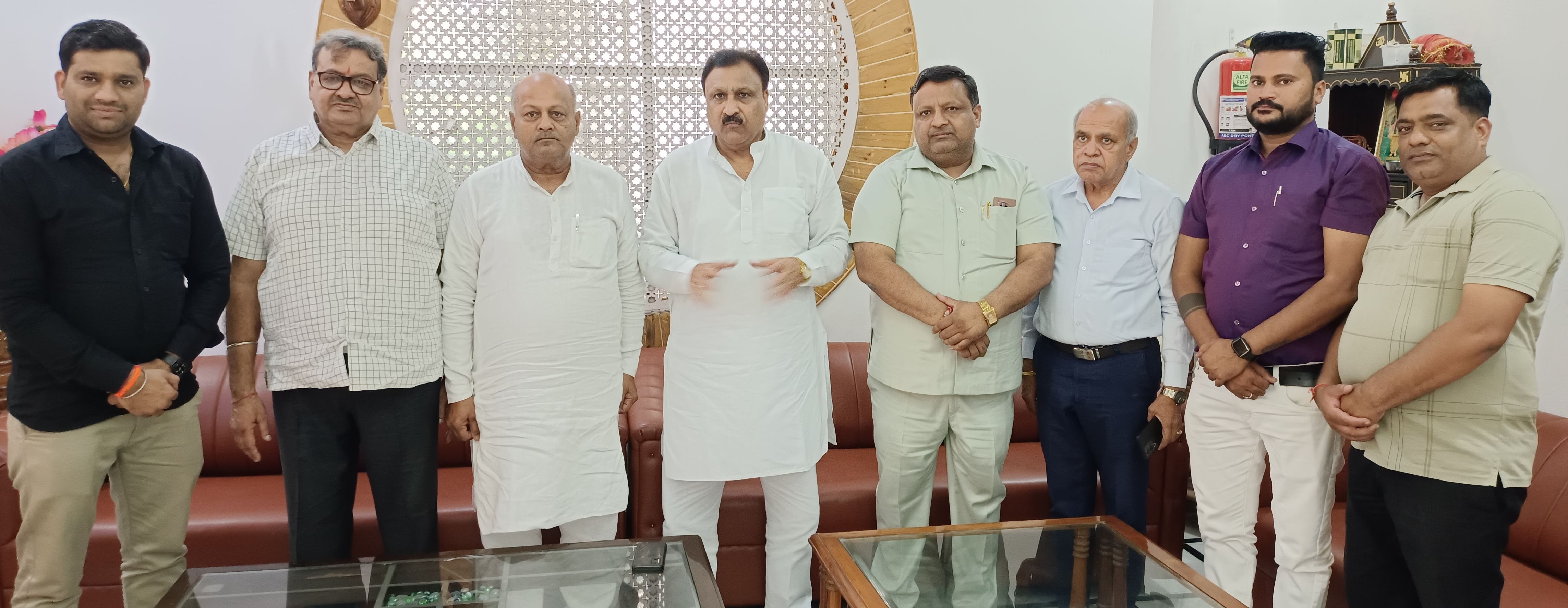 26जेएनडी03-व्यापार मंडल के प्रांतीय अध्यक्ष बजरंग गर्ग व्यापारी प्रतिनिधियों को संबोधित करते हु 26जेएनडी03-व्यापार मंडल के प्रांतीय अध्यक्ष बजरंग गर्ग व्यापारी प्रतिनिधियों को संबोधित करते हु