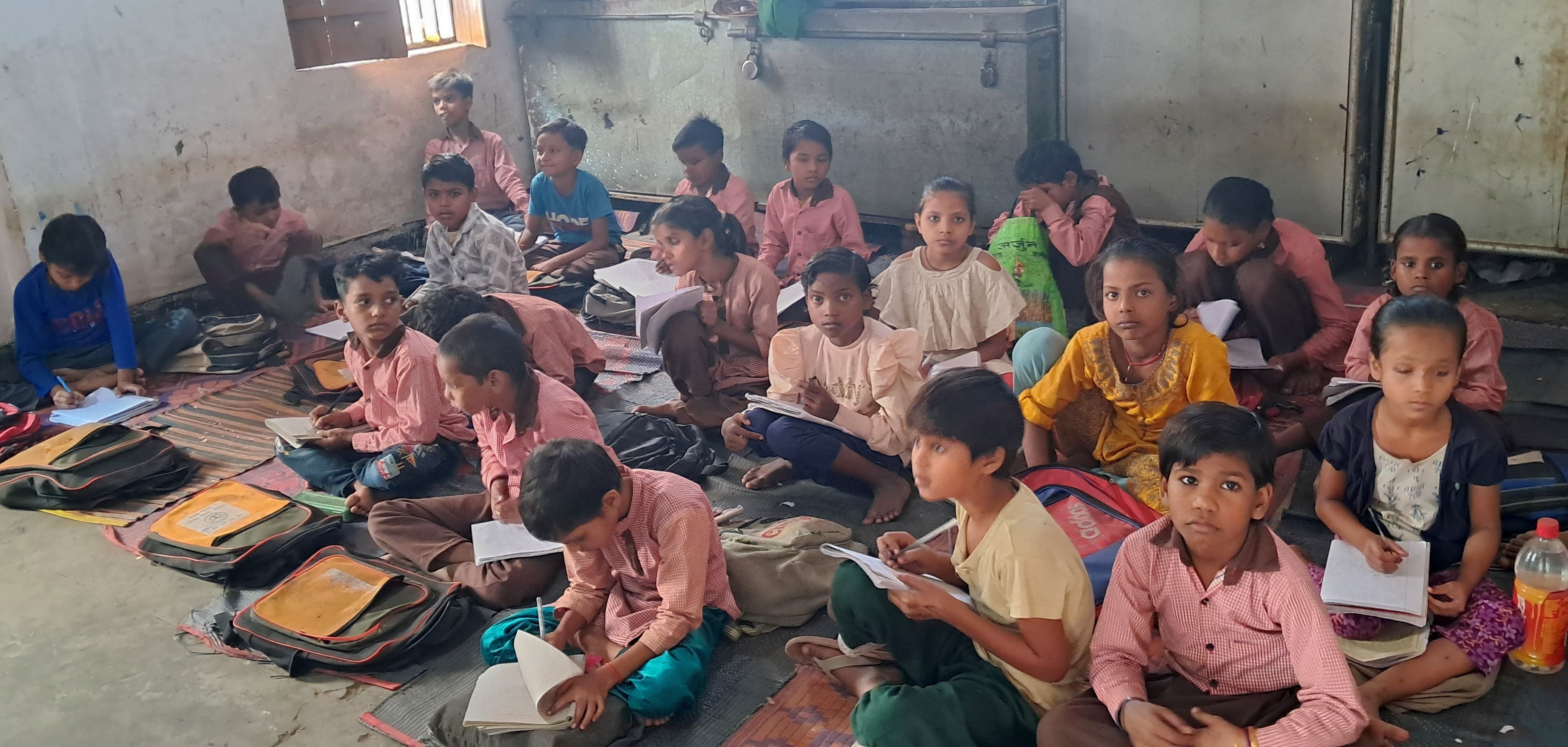 बिल्सी के बांस बरोलिया का उच्च प्राथमिक स्कूल। संवाद