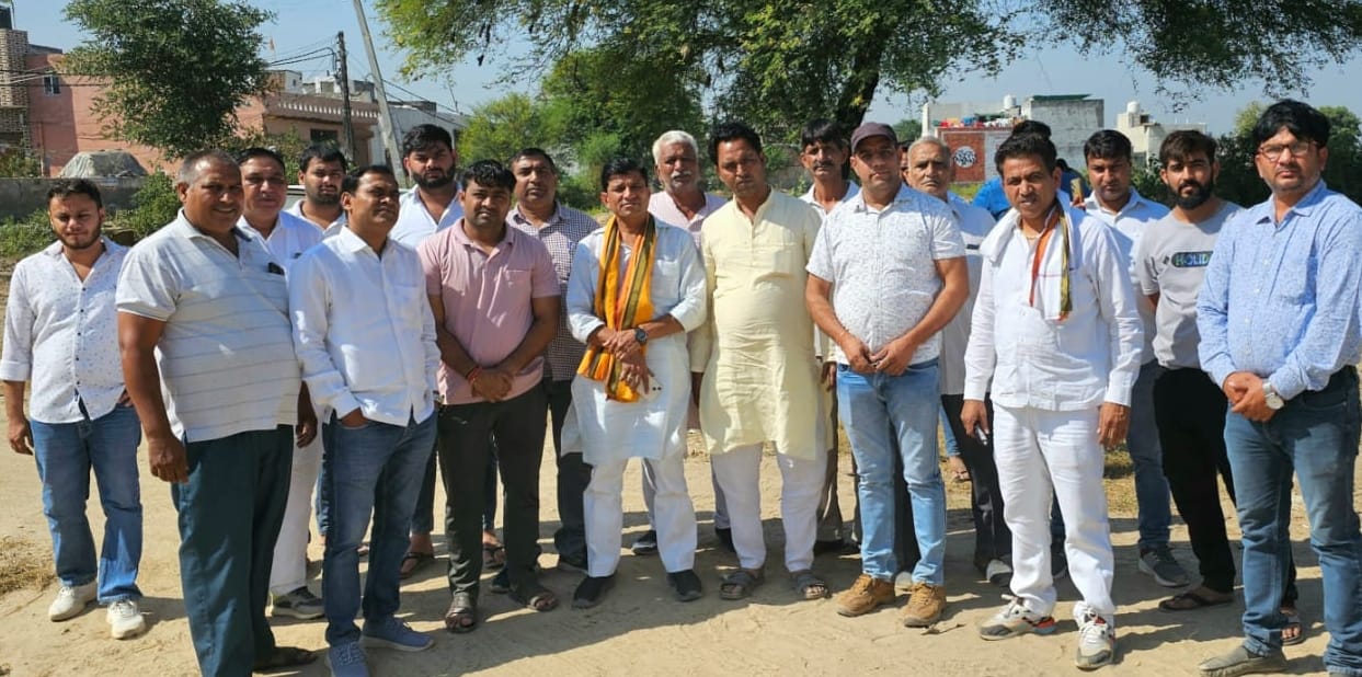-फोटो 59 : वार्ड नंबर 3 में सरकारी स्कूल बनाने वाली जमीन का अधिकारियों के साथ निरीक्षण करते भाज
