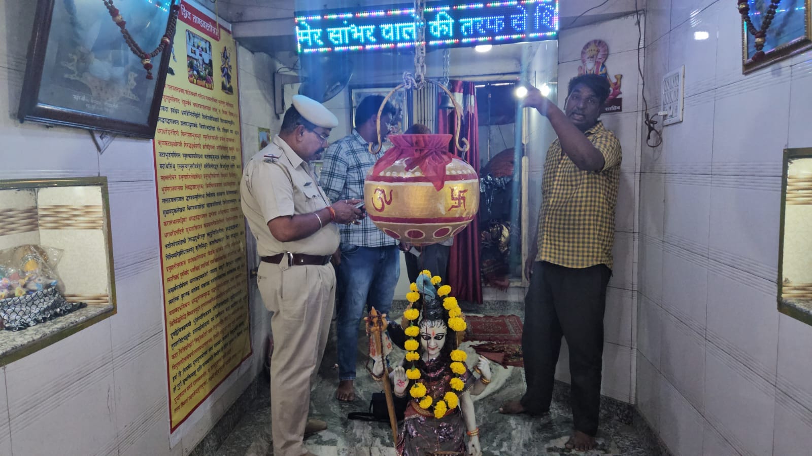 मंदिर में जांच करती पुलिस व एसएफएल की टीम