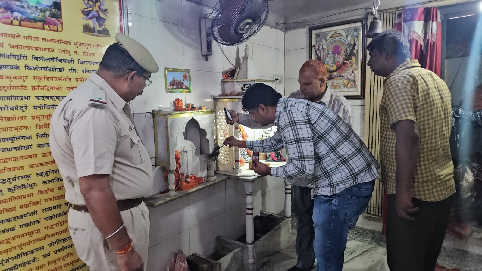 मंदिर में जांच करती पुलिस व एसएफएल की टीम
