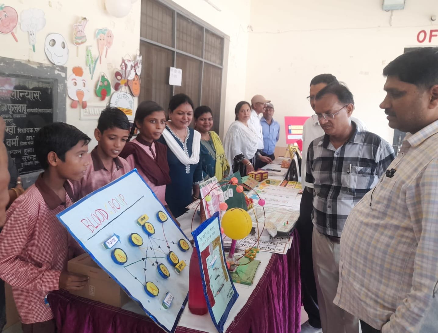 पीलीभीत बैंकेट हाल में आयोजित कार्यक्रम में मौजूद स्कूली बच्चे व अधिकारी। स्रोत शिक्षक