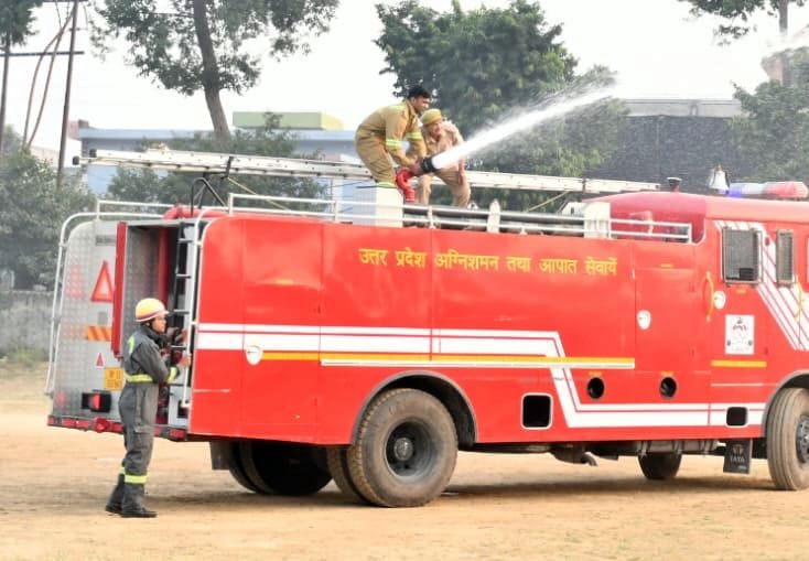 पुलिस लाइन में बलवा नियंत्रण ड्रिल का अभ्यास करते पुलिसकर्मी। पुलिस विभाग