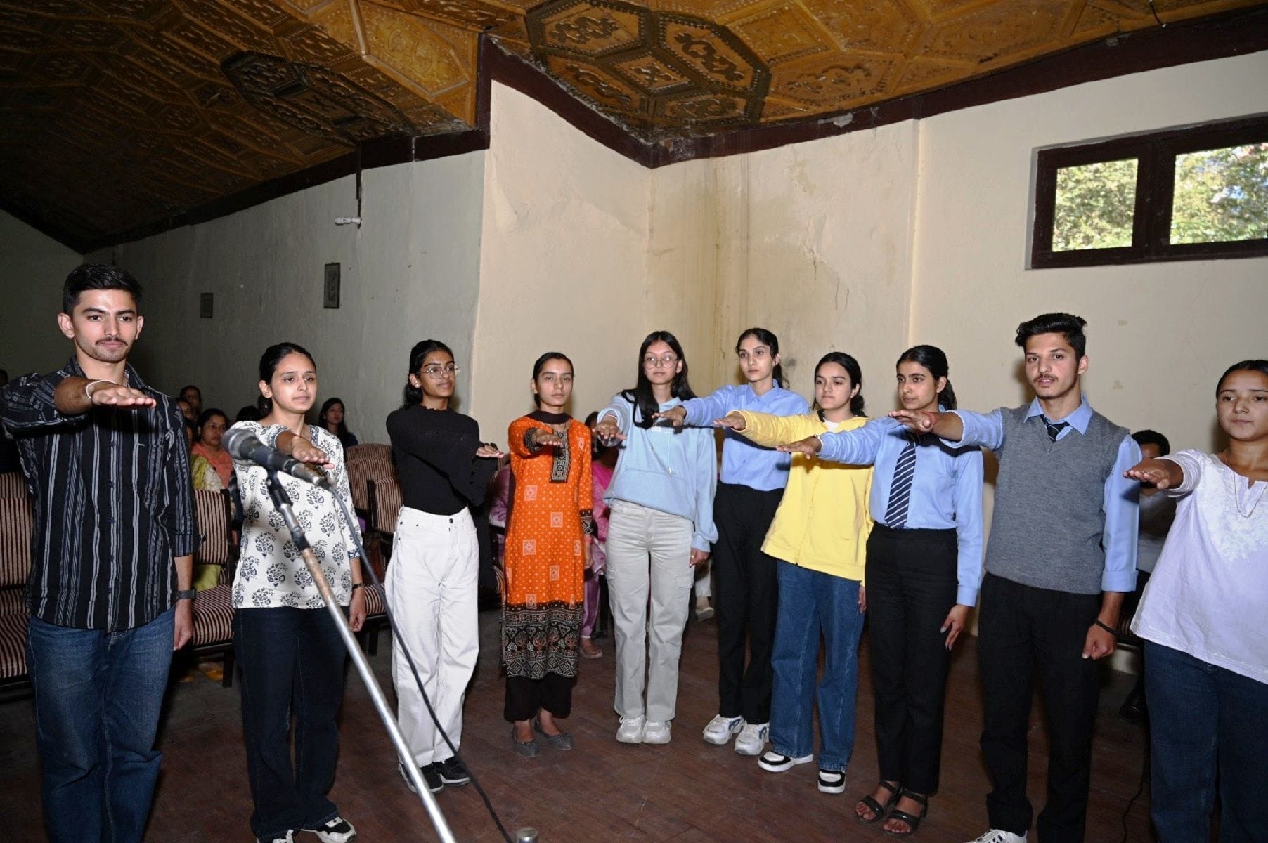 धर्मपुर कॉलेज में शपथ ग्रहण करते सीएससीए कार्यकारिणी के सदस्य। -संवाद