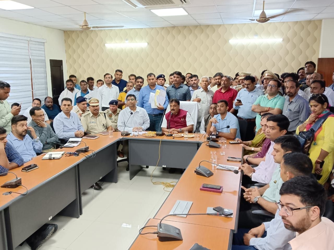 25जेएनडी20: विश्राम गृह में डिप्टी स्पीकर डॉ. कृष्ण मिड्ढा अधिकारियों की बैठक लेते हुए। संवाद
