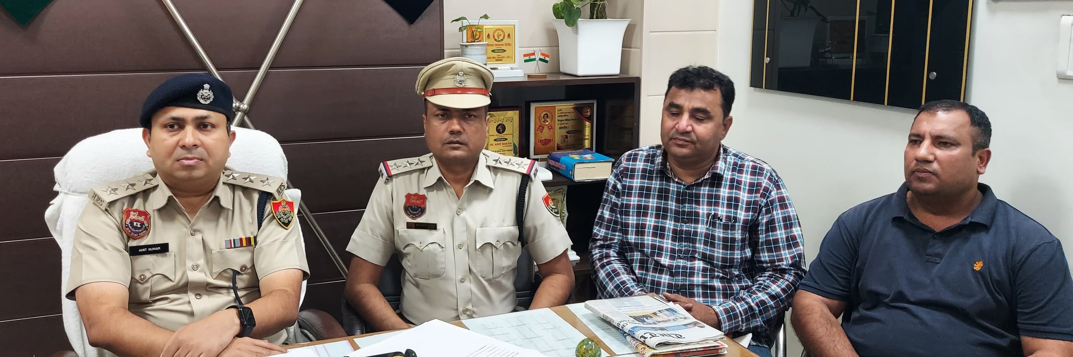 26जेएनडी06-पत्रकार वार्ता करते हुए डीएसपी अमित भाटिया। संवाद 26जेएनडी06-पत्रकार वार्ता करते हुए डीएसपी अमित भाटिया। संवाद
