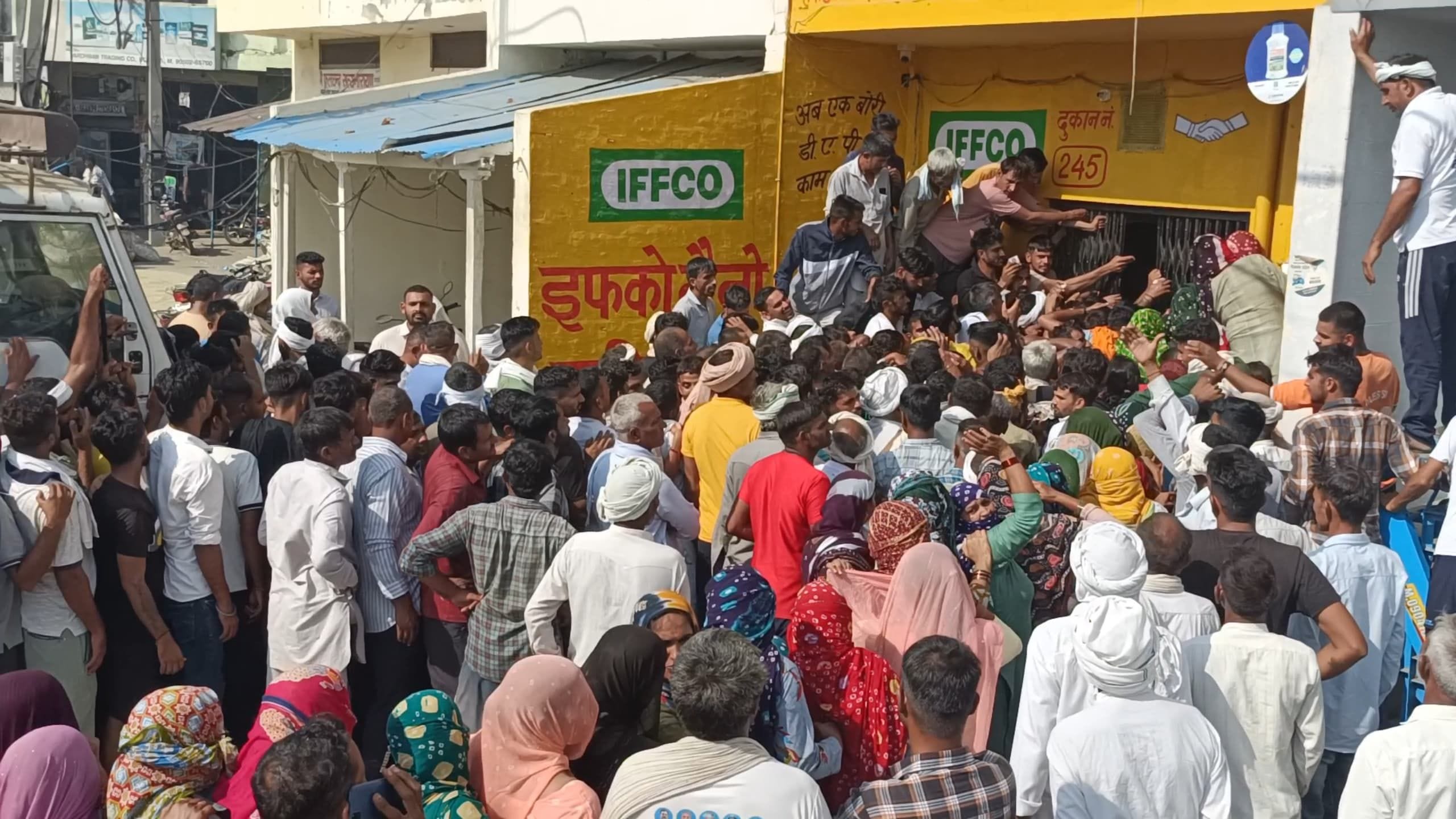 26जेएनडी10: किसान जिसकी नाक पर चोट लगी। संवाद