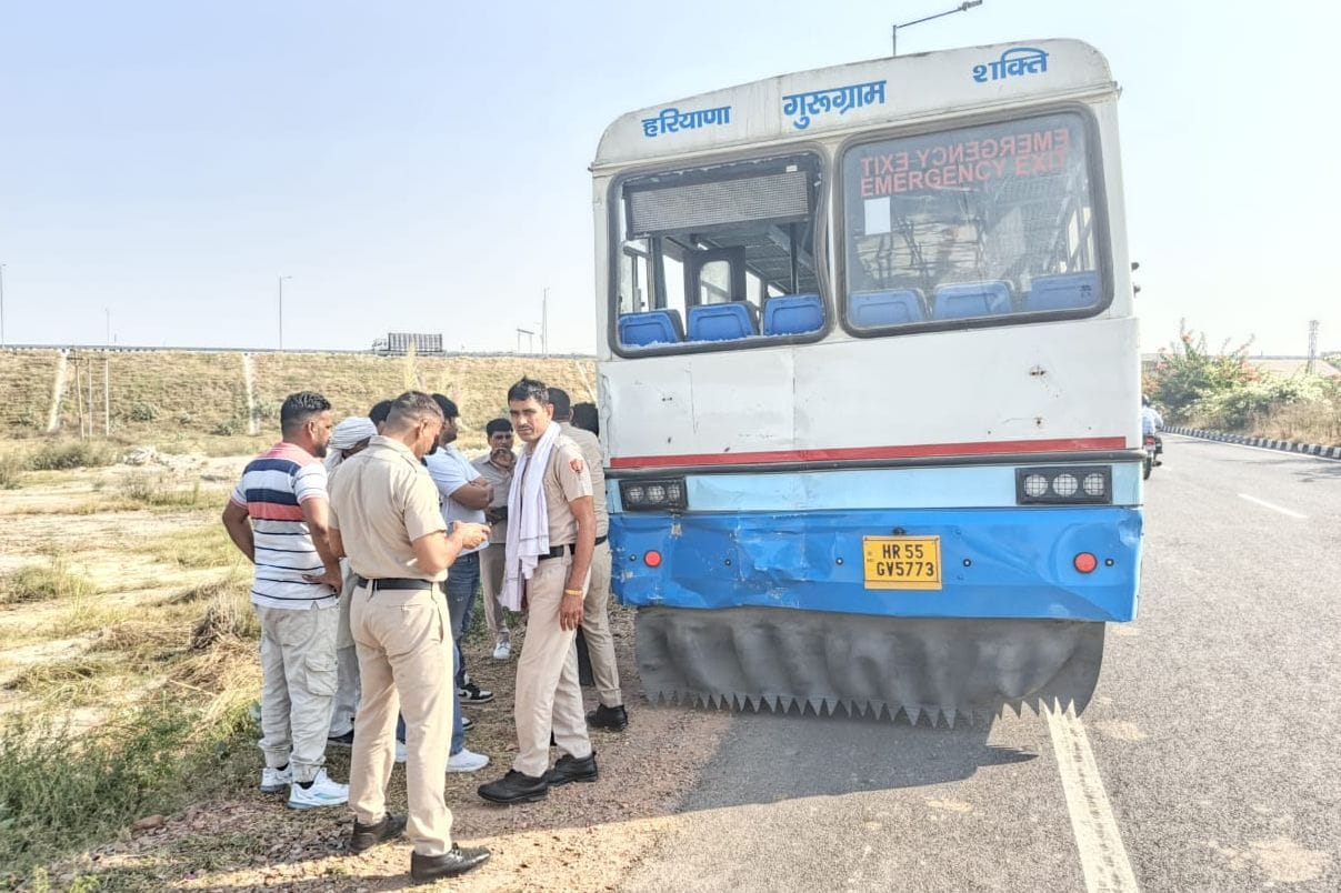 26जेएनडी14-किलाजफरगढ़ गांव के पास हादसे की जांच करते हुए जुलाना पुलिस। संवाद