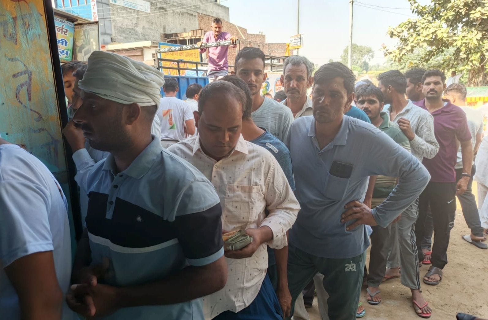 26जेएनडी18-सरकारी खाद की दुकान पर लगी लंबी कतारें। संवाद 26जेएनडी18-सरकारी खाद की दुकान पर लगी लंबी कतारें। संवाद