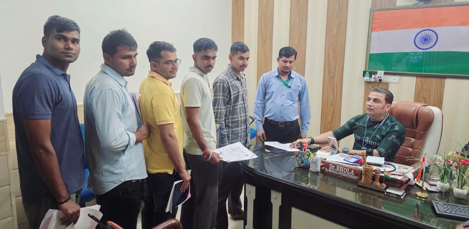 26जेएनडी29: नागरिक अस्पताल में लगी मेडिकल करवाने वाले युवाओं की लाइन। संवाद
