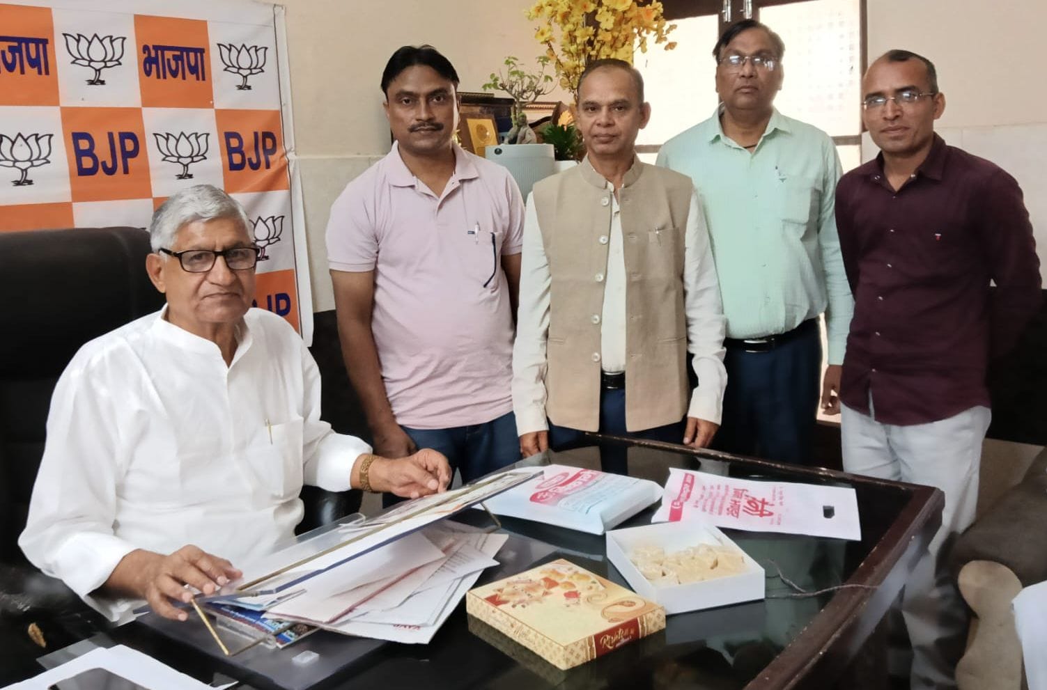 27जेएनडी01-राज्यसभा सांसद से मिलते हुए दैनिक रेलयात्री वेलफेयर एसोसिएशन के सदस्य। स्रोत संगठन 27जेएनडी01-राज्यसभा सांसद से मिलते हुए दैनिक रेलयात्री वेलफेयर एसोसिएशन के सदस्य। स्रोत संगठन