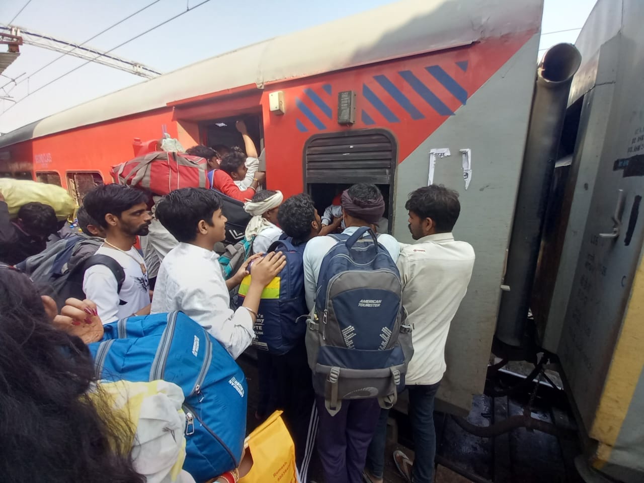 अंबाला कैंट रेलवे स्टेशन पर आई जनसेवा एक्सप्रेस के बंद दरवाजे को खुलवाने की कोशिश करते यात्री। अंबाला कैंट रेलवे स्टेशन पर आई जनसेवा एक्सप्रेस के बंद दरवाजे को खुलवाने की कोशिश करते यात्री।