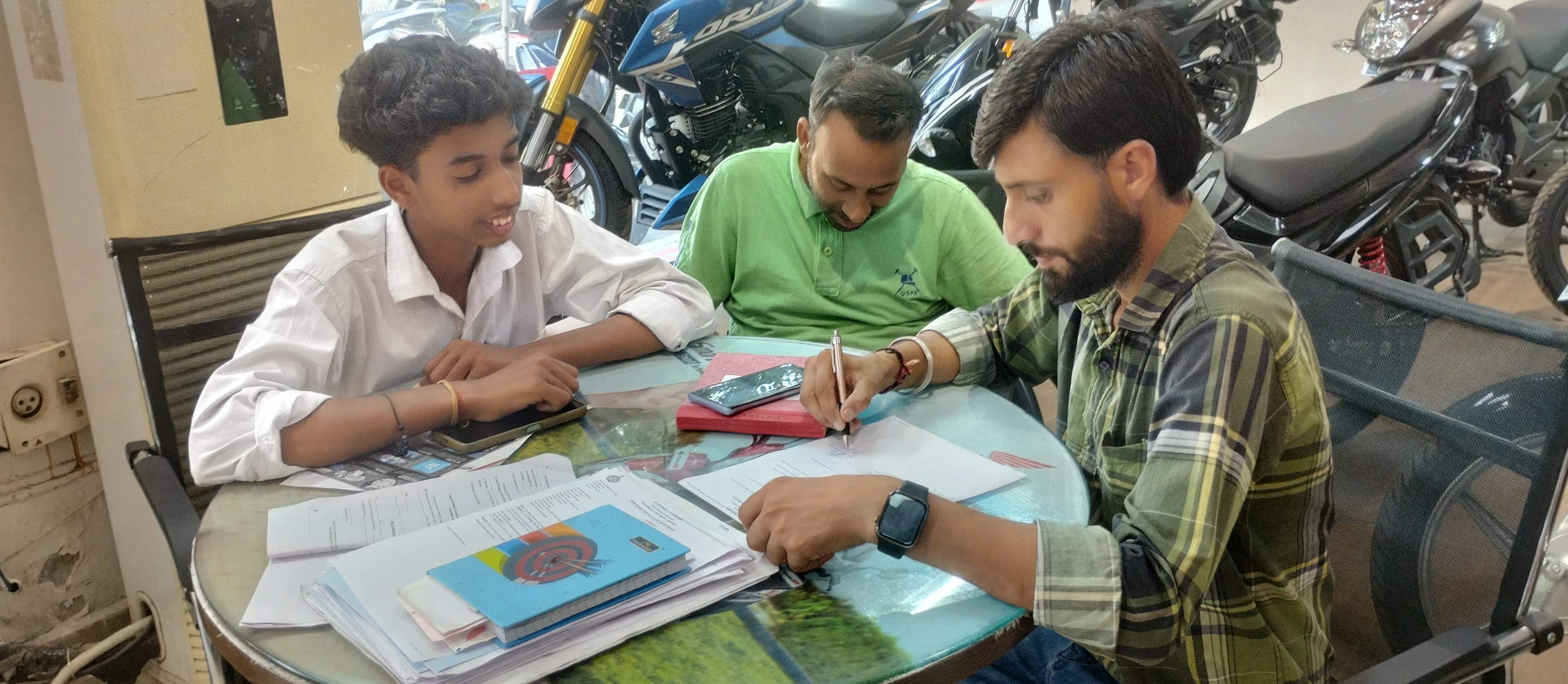 अंबाला सिटी में कार की खरीद करने आए ग्राहक जानकारी लेते हुए। संवाद अंबाला सिटी में कार की खरीद करने आए ग्राहक जानकारी लेते हुए। संवाद