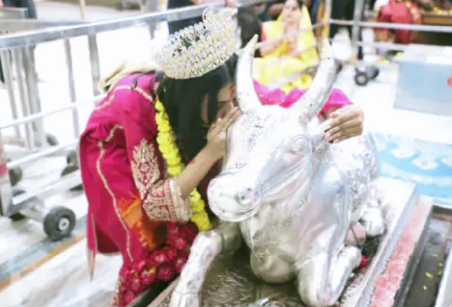 बाबा महाकाल के दर्शन करने पहुंचीं मिस इंडिया निकिता, गर्भगृह की देहरी से भगवान महाकाल का आशीर्व