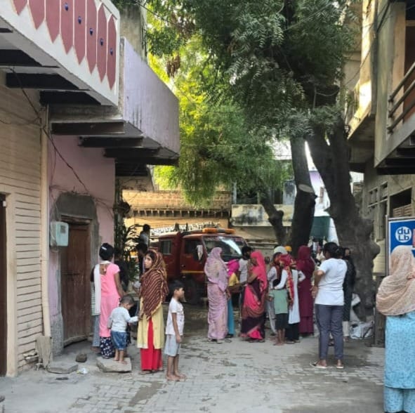 भीम बस्ती में पहुंची फायर ब्रिगेड़ की गाड़ी। संवाद भीम बस्ती में पहुंची फायर ब्रिगेड़ की गाड़ी। संवाद