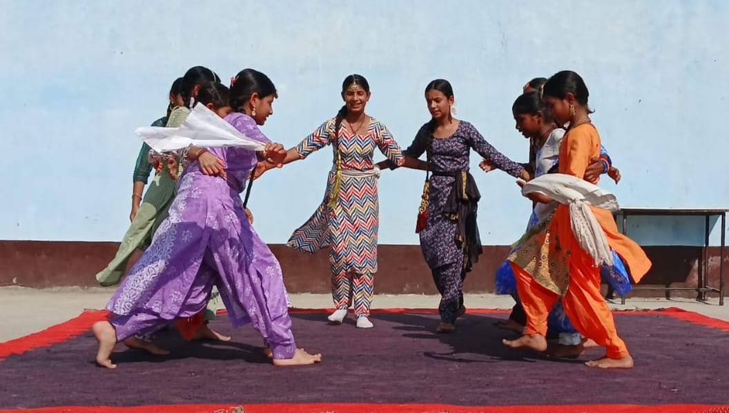 बिलासपुर के घाघस स्कूल में आयोजित कार्यक्रम में प्रस्तुति देते बच्चे । स्कूल प्रबंधन बिलासपुर के घाघस स्कूल में आयोजित कार्यक्रम में प्रस्तुति देते बच्चे । स्कूल प्रबंधन