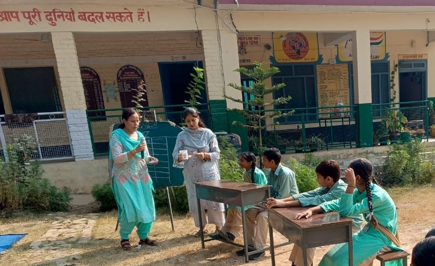 बिलासपुर के घाघस स्कूल में आयोजित कार्यक्रम में प्रस्तुति देते बच्चे । स्कूल प्रबंधन बिलासपुर के घाघस स्कूल में आयोजित कार्यक्रम में प्रस्तुति देते बच्चे । स्कूल प्रबंधन