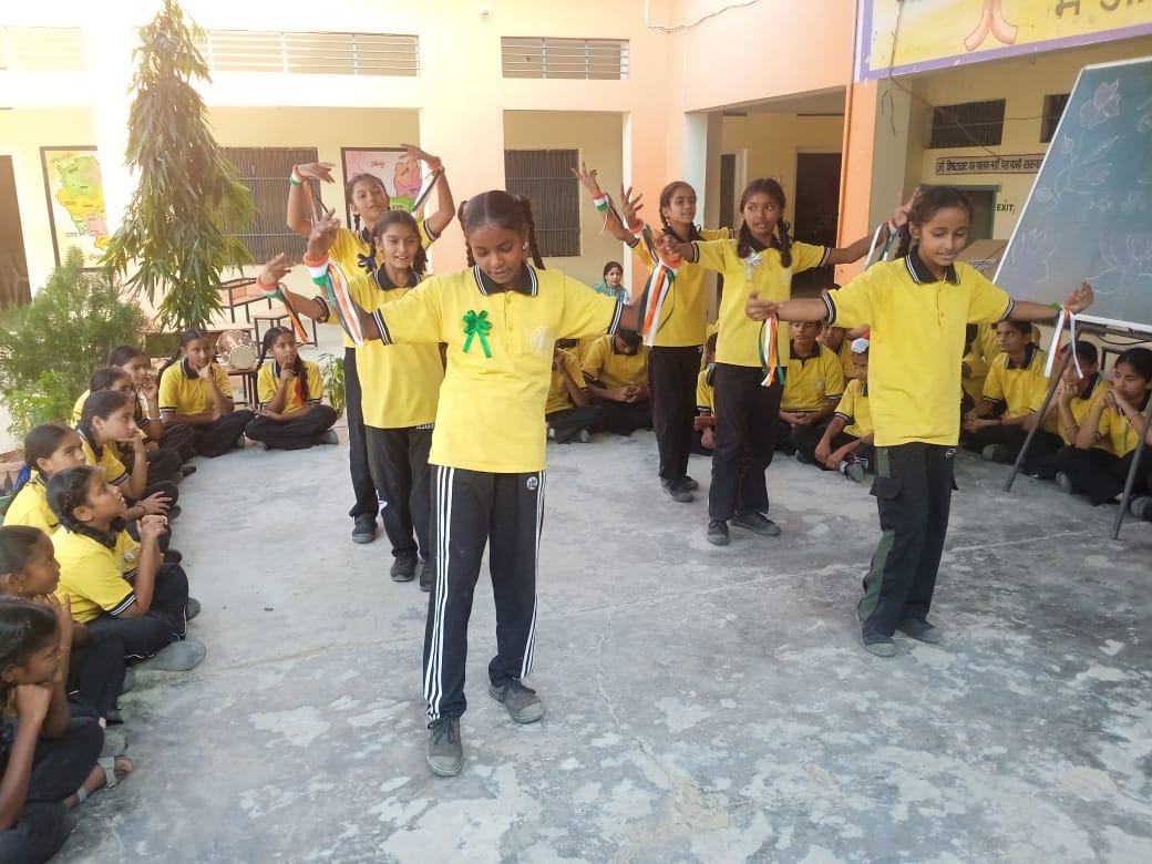 बिलासपुर के घाघस स्कूल में आयोजित कार्यक्रम में प्रस्तुति देते बच्चे । स्कूल प्रबंधन बिलासपुर के घाघस स्कूल में आयोजित कार्यक्रम में प्रस्तुति देते बच्चे । स्कूल प्रबंधन