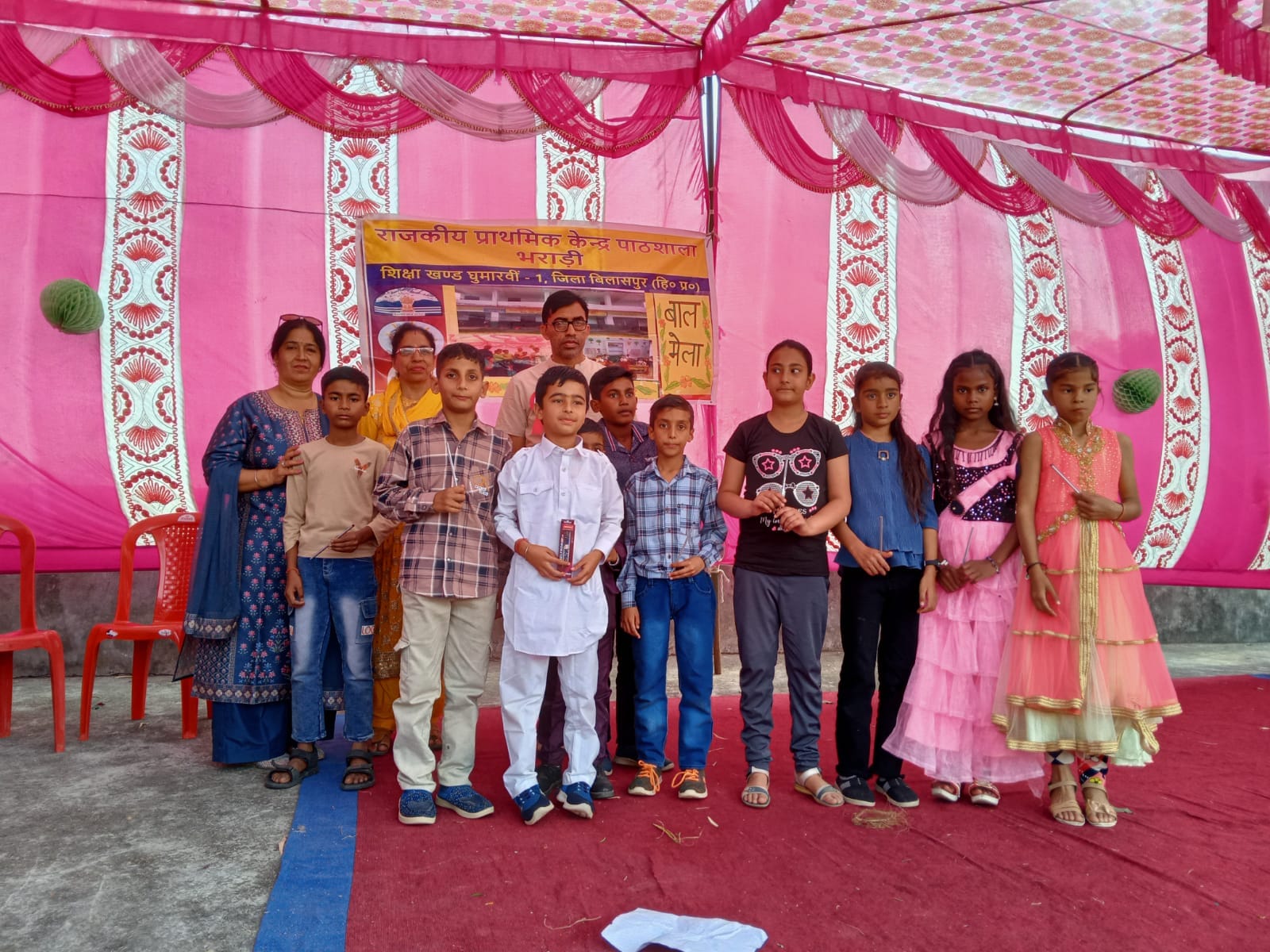बिलासपुर के घाघस स्कूल में आयोजित कार्यक्रम में प्रस्तुति देते बच्चे । स्कूल प्रबंधन बिलासपुर के घाघस स्कूल में आयोजित कार्यक्रम में प्रस्तुति देते बच्चे । स्कूल प्रबंधन