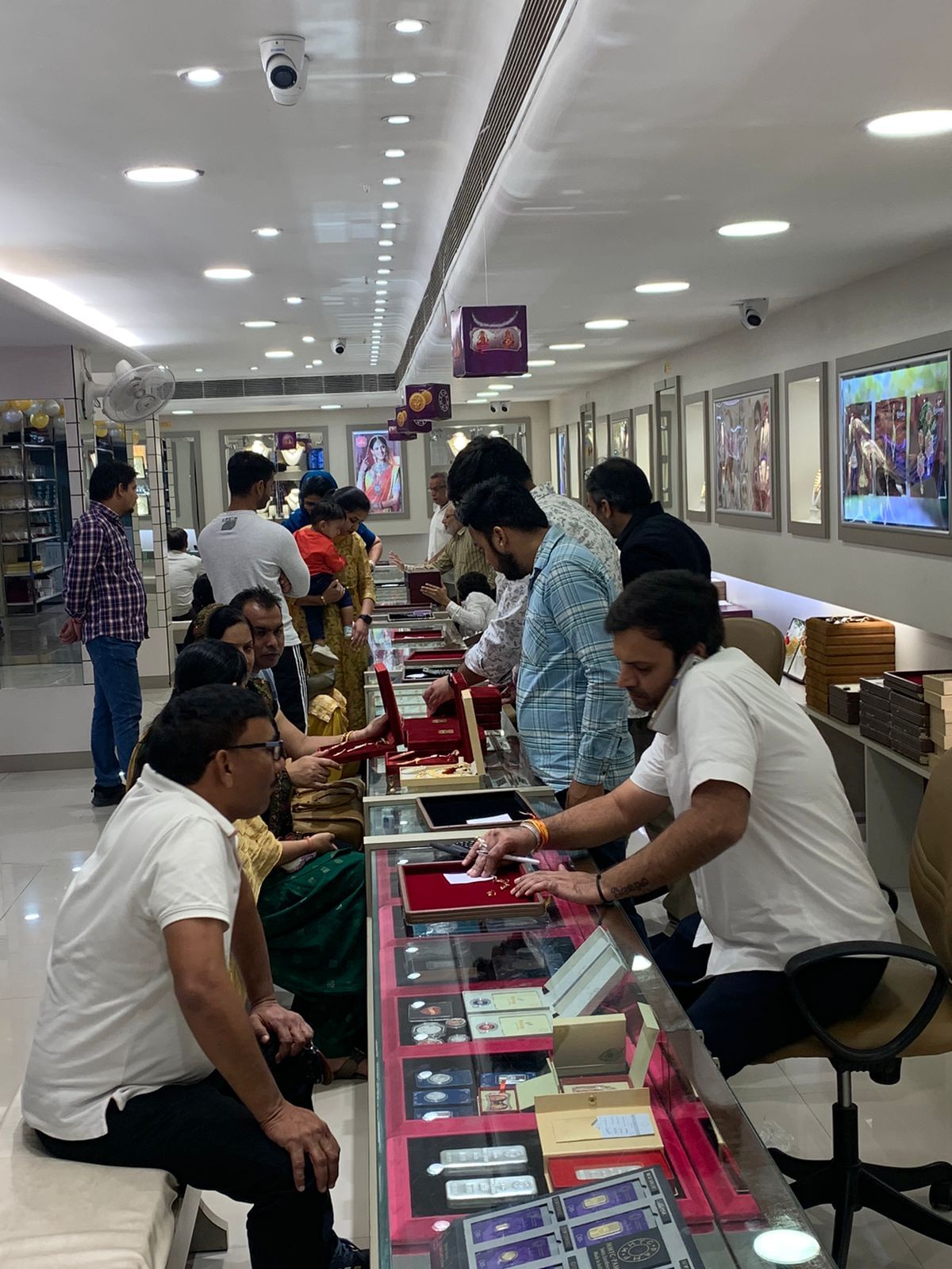 ब्रास मार्केट में नवदीप ज्वैलर्स शॉप पर सोने से बनी भगवान की मूर्तियां देखें। एस ब्रास मार्केट में नवदीप ज्वैलर्स शॉप पर सोने से बनी भगवान की मूर्तियां देखें। एस