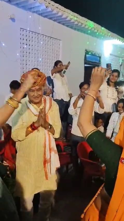 मतदाताओं के बीच में नाचते हुए मंत्री किरोड़ी लाल