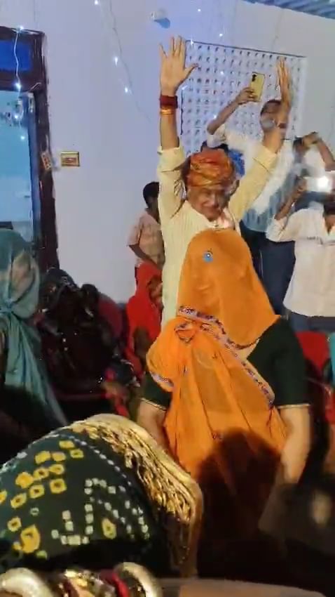 मतदाताओं के बीच में नाचते हुए मंत्री किरोड़ी लाल