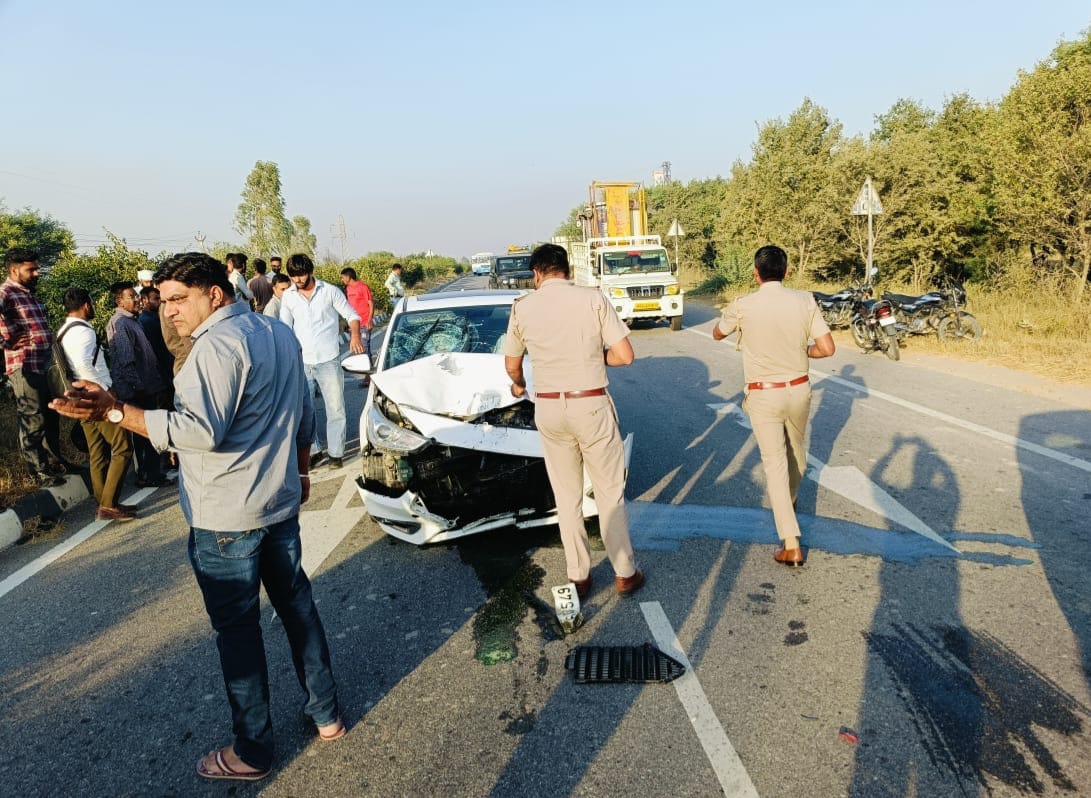 कुरुक्षेत्र। एनएच-152 पर हादसे में क्षतिग्रस्त बाइक और सड़क पर बिखरा खून। संवाद