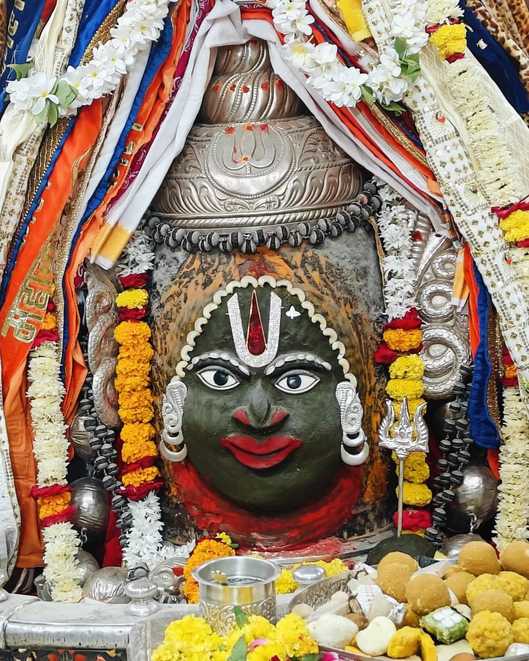 महाकाल की भस्म आरती... मस्तक पर वैष्णव तिलक, कानो में सर्प आज कुछ ऐसे निराले स्वरूप मे सजे बाबा महाकाल की भस्म आरती... मस्तक पर वैष्णव तिलक, कानो में सर्प आज कुछ ऐसे निराले स्वरूप मे सजे बाबा