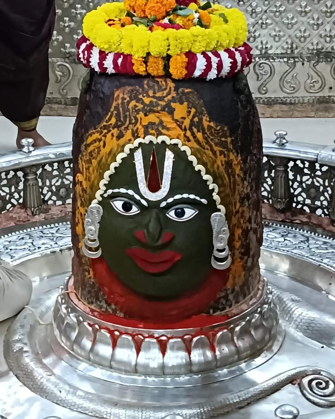 महाकाल की भस्म आरती... मस्तक पर वैष्णव तिलक, कानो में सर्प आज कुछ ऐसे निराले स्वरूप मे सजे बाबा महाकाल की भस्म आरती... मस्तक पर वैष्णव तिलक, कानो में सर्प आज कुछ ऐसे निराले स्वरूप मे सजे बाबा