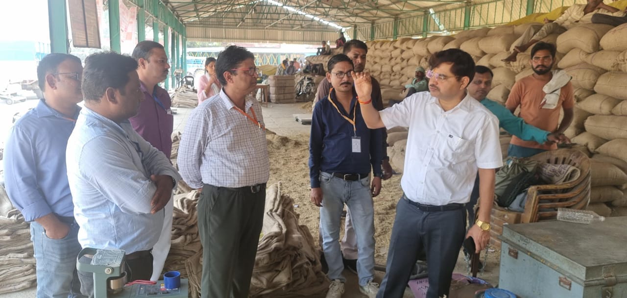 पीलीभीत की मंडी समिति परिसर में लगी धान की ढेरियां।संवाद पीलीभीत की मंडी समिति परिसर में लगी धान की ढेरियां।संवाद