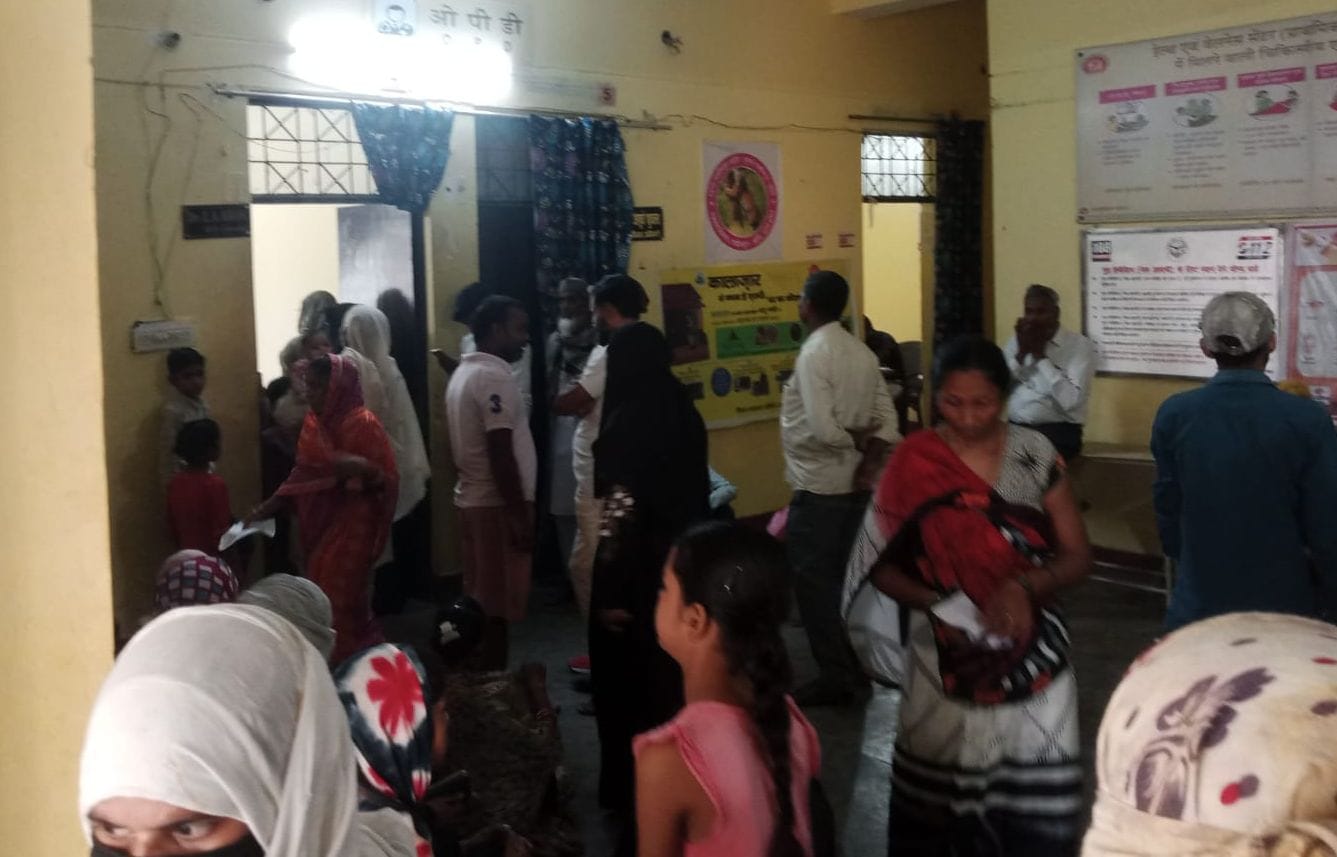 प्राथमिक स्वास्थ्य केंद्र ओयल अस्पताल में मरीजों को खिली गई बाहर की दवा। संवाद